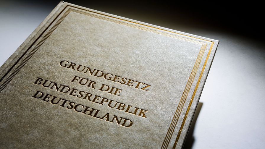 Zu sehen ist ein Buch mit dem Titel "Grundgesetz für die Bundesrepublik Deutschland"