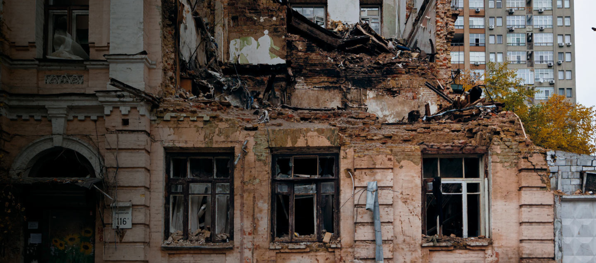 zu sehen ist ein zerstörtes Haus in der Ukraine
