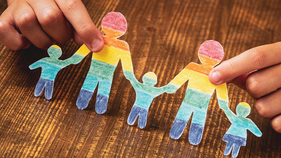 zu sehen ist eine Regenbogenfamilie aus Papier gebastelt